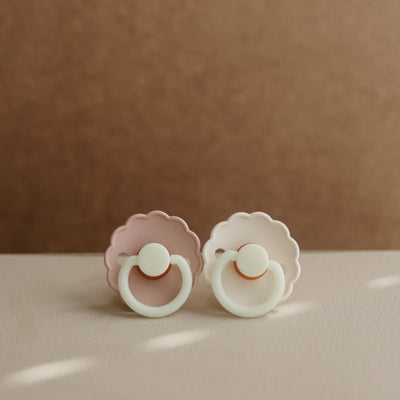 FRIGG Daisy Night Glow Silicone Pacifier – SilkySoft™ Glow-in-the-Dark Pacifier