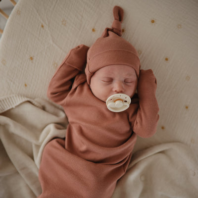 Mushie Organic Cotton Ribbed Baby Beanie – Newborn Knot Hat (0–3 Months)