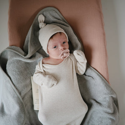 Mushie Organic Cotton Ribbed Baby Beanie – Newborn Knot Hat (0–3 Months)