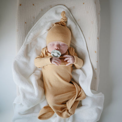 Mushie Organic Cotton Ribbed Baby Beanie – Newborn Knot Hat (0–3 Months)
