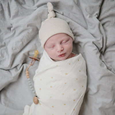 Mushie Organic Cotton Ribbed Baby Beanie – Newborn Knot Hat (0–3 Months)