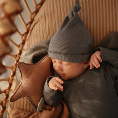 Mushie Organic Cotton Ribbed Baby Beanie – Newborn Knot Hat (0–3 Months)