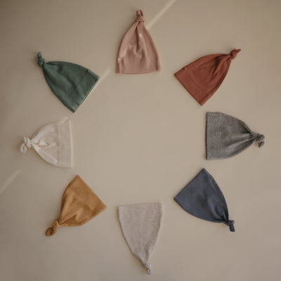 Mushie Organic Cotton Ribbed Baby Beanie – Newborn Knot Hat (0–3 Months)